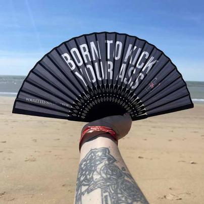 Beach Time Eventail en bamboo noir et tissu imprimé "Born to kick your ass"