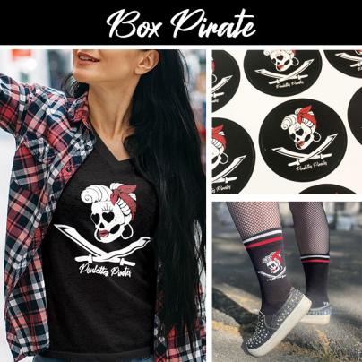 T-Shirts BOX Tee-shirt col V "Poulettes Pirate" noir + Chausettes mi-longues + sticker